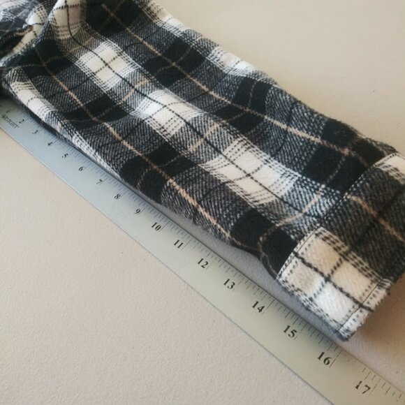 Love Tree women's size M black, white and tan plaid flannel cropped shacket - Picture 9 of 15